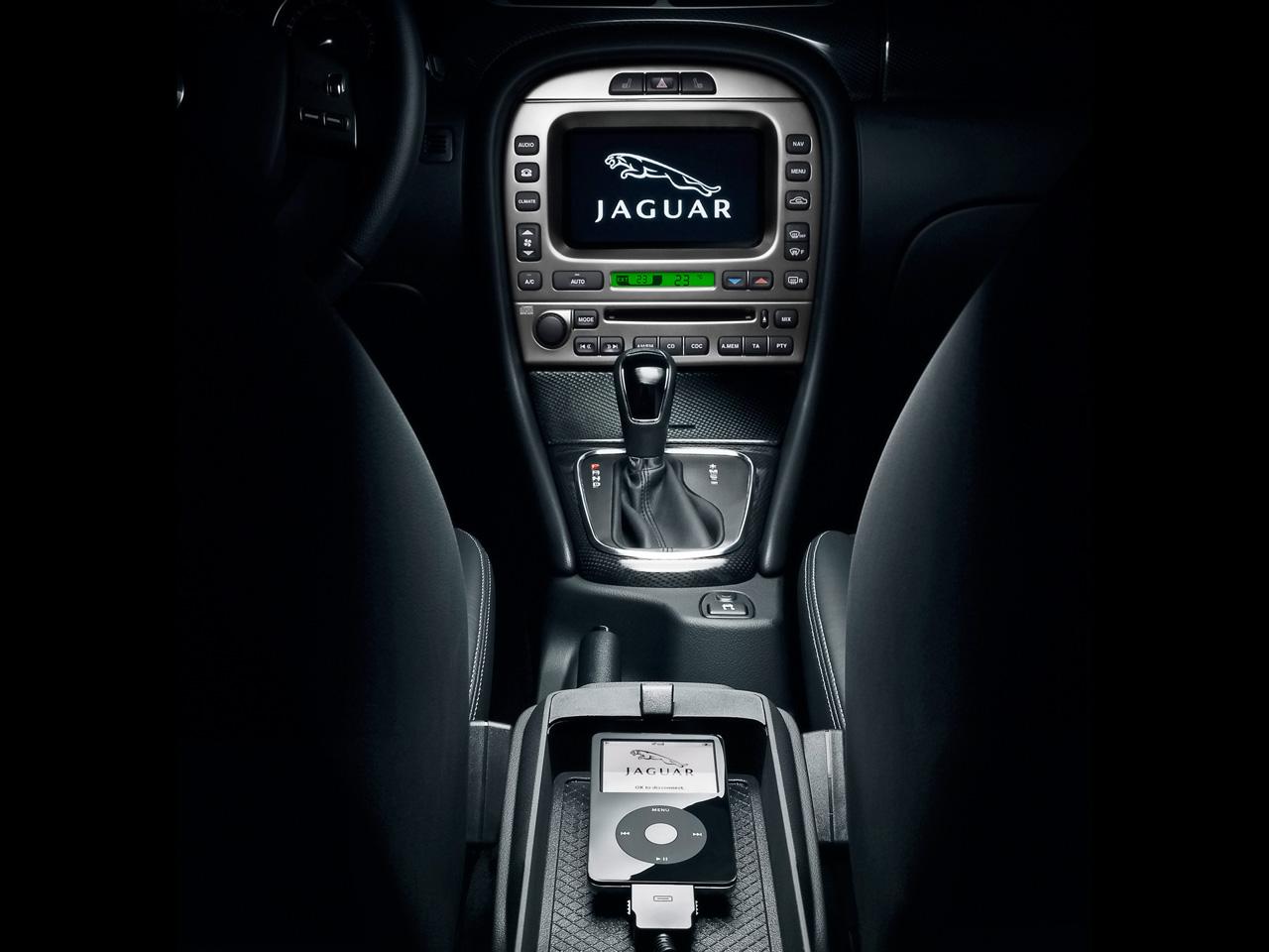 2008-Jaguar-X-Type-Console-1280x960.jpg