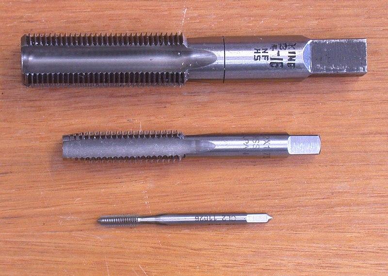 800px-ThreadingTaps.jpg