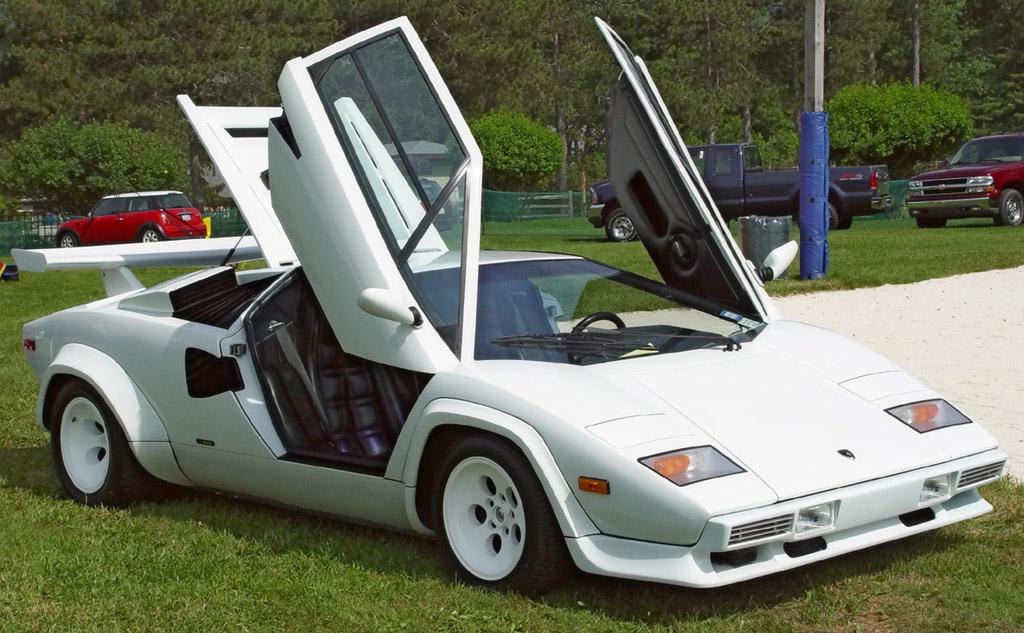 mborghini-Countach-White-Front-Angle-Open-Doors-st.jpg