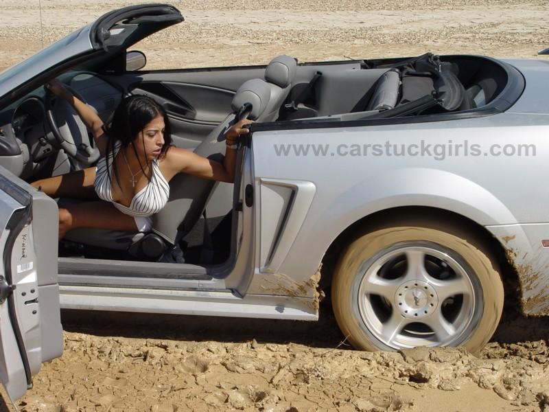 mustang_girl_mud_stuck_013.jpg